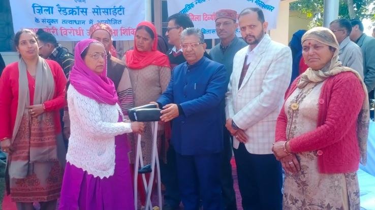 विधायक सुभाष ठाकुर ने दिव्यांगजनों को वितरीत किए कृतिम अंग 