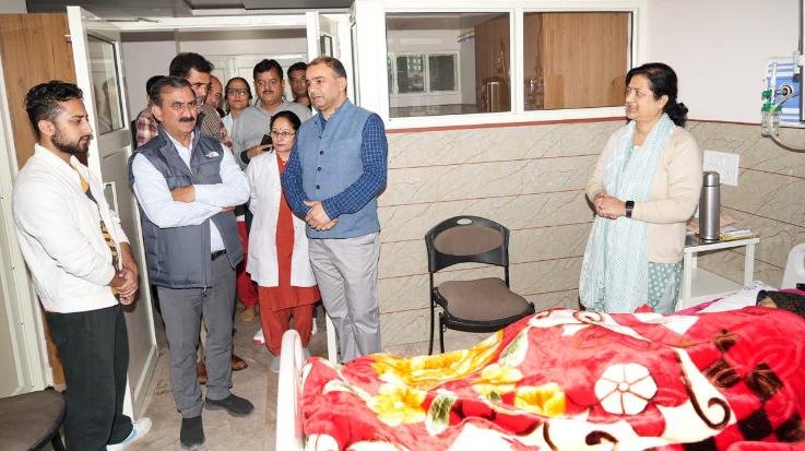 Chief Minister inquires about the well being of Amarlata Awasthi and Vidya Verma