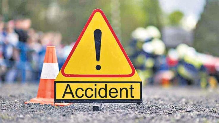 Hamirpur: Truck filled with cylinders fell into 100 feet deep ditch, driver injured