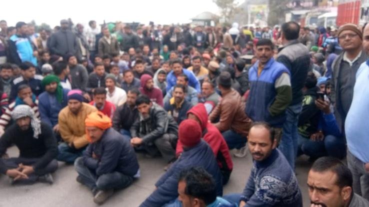 अल्ट्राटेक सीमेंट कंपनी के खिलाफ किया जा रहा प्रदर्शन 11वें दिन भी जारी