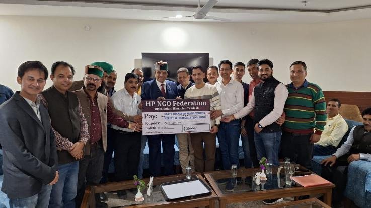 Solan: Non-Gazetted Employees Federation District Solan donated one lakh in relief fund