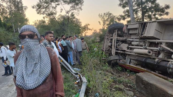 Indora: Private bus overturns after accident in Bhadroya, passengers narrowly escaped 123
