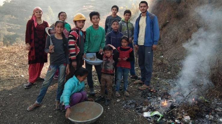 दाड़लाघाट के गांव ग्वाह में स्थानीय ग्रामीणों ने चलाया स्वच्छता अभियान