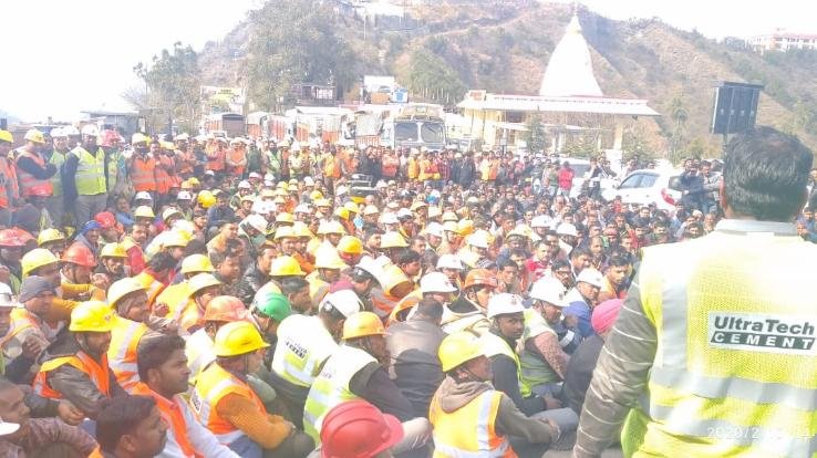 अल्ट्राटेक कंपनी के खिलाफ धरना-प्रदर्शन सोमवार को 14वें दिन भी जारी