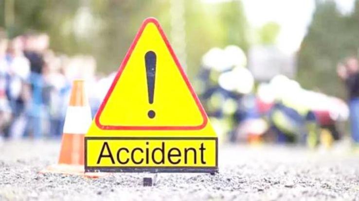 Fatehpur: Heavy collision between bike and car in Dehri, two girls injured