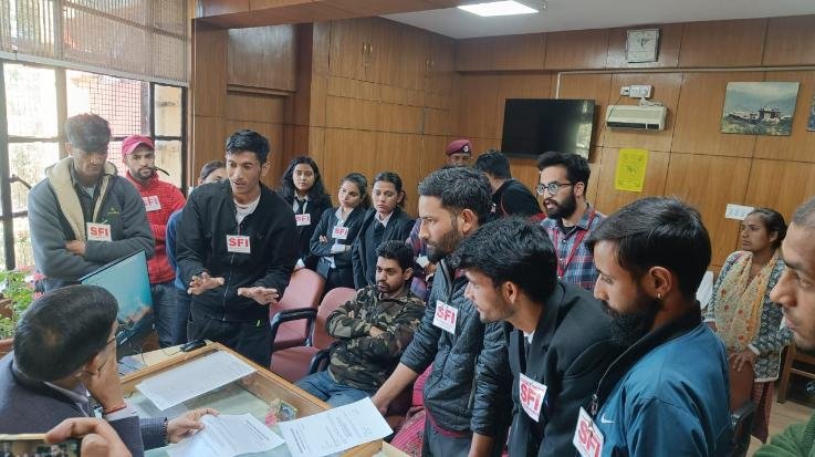 Shimla: SFI submitted memorandum to the controller of examinations regarding the demands.