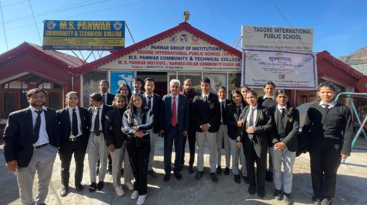Solan: Students of LR Institute of Legal Studies visited community radio station Shamti.