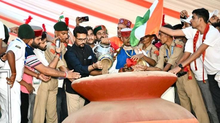  New Delhi: 143 Himachali youth along with Union Minister Anurag put the soil of Veerbhoomi in the urn.123