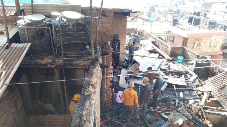 Solan: Fire broke out in a two-storey house near Narasimha temple.1111