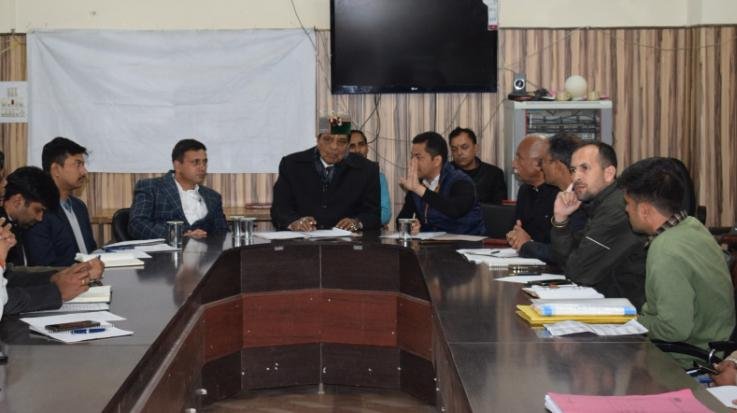 Solan: Dr. Shandil gave instructions to complete the Chambaghat-Kethlighat four lane work on time.