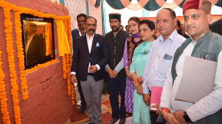 Solan: Anirudh Singh laid the foundation stone of Community Panchayat Center Jabali.