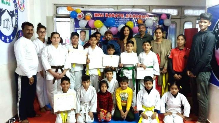 बृज कराटे अकादमी में 7 बच्चों ने दी कलर बेल्ट ग्रेडिंग परीक्षा