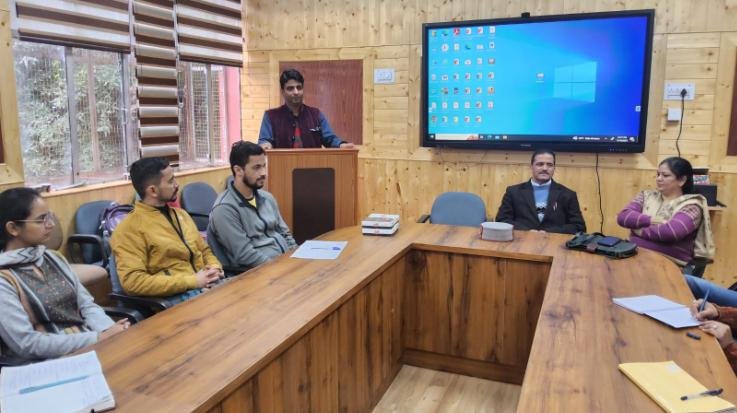 Shimla: Kartar Singh guided the trainees on the last day of B.Ed induction program.