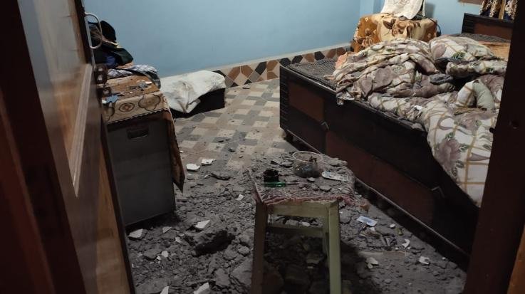 Kunihar: Tipper fell on the house in Badorghati on Diwali night, people sleeping in the house narrowly escaped.