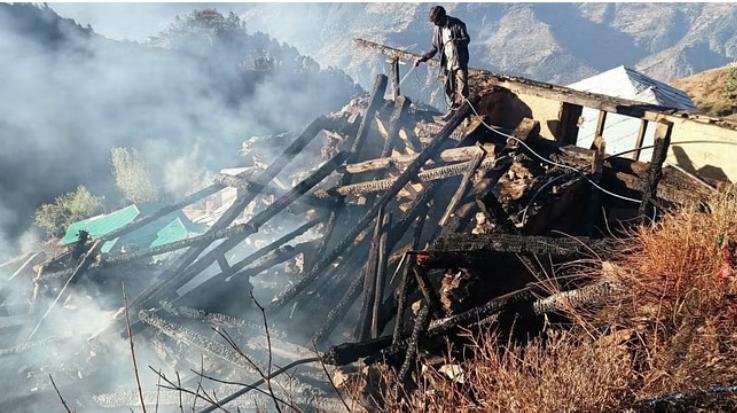 House burnt to ashes in Agrikand in Padharani, Kullu 123