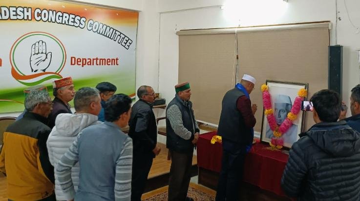 Shimla: Floral tribute given to Pt. Nehru at State Congress Headquarters