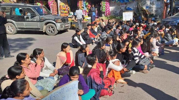  Solan: SFI blocked the road outside Sabathu College