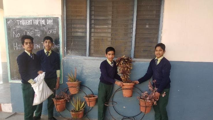 धुन्दन में ग्रीन ईको क्लब ने विद्यालय परिसर में चलाया सफाई अभियान