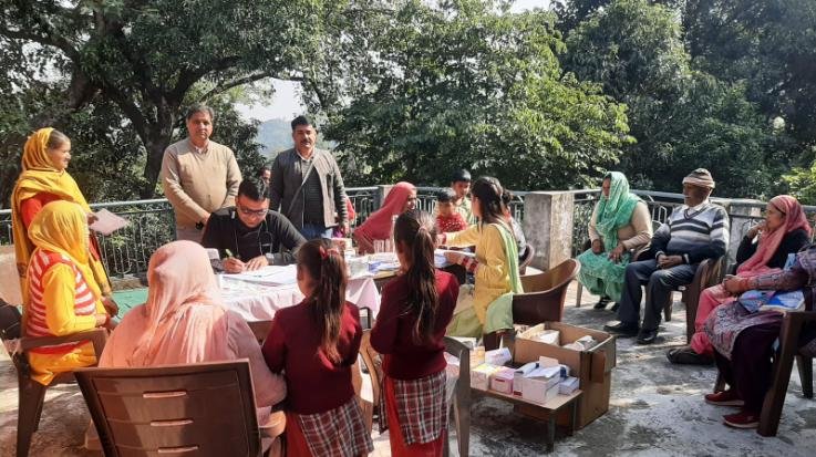 देहरा : सांसद मोबाईल स्वास्थ्य सेवा ने चपलाह में जांचा 101 लोगों का स्वास्थ्य 