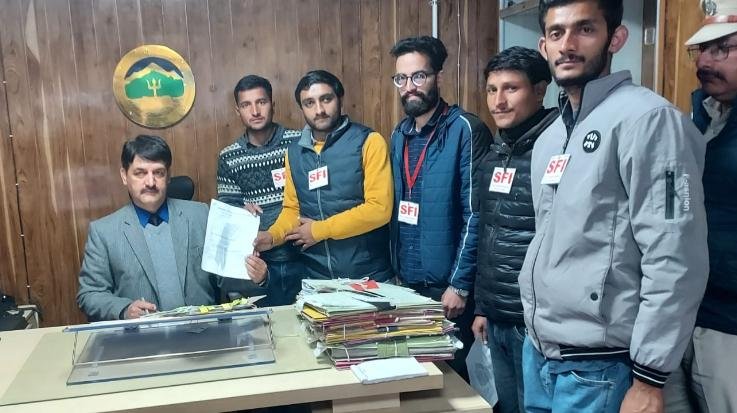 Shimla: SFI submitted memorandum to Pro Vice Chancellor
