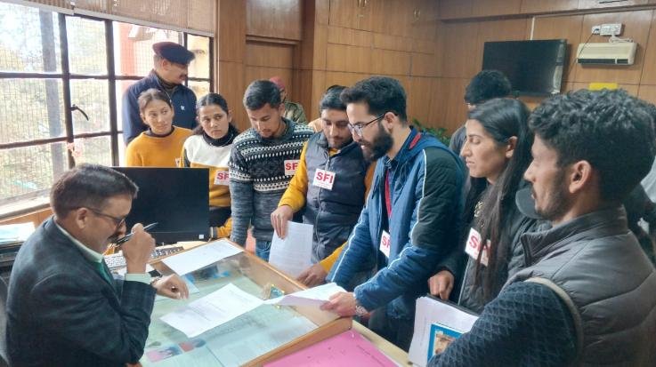Shimla: SFI submitted memorandum to the university administration regarding student demands.