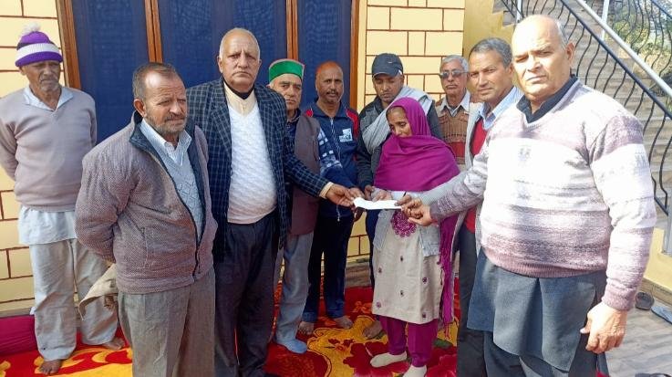  Kunihar: Retired Employees Welfare Forum Arki gave financial help to the family on the death of its member.