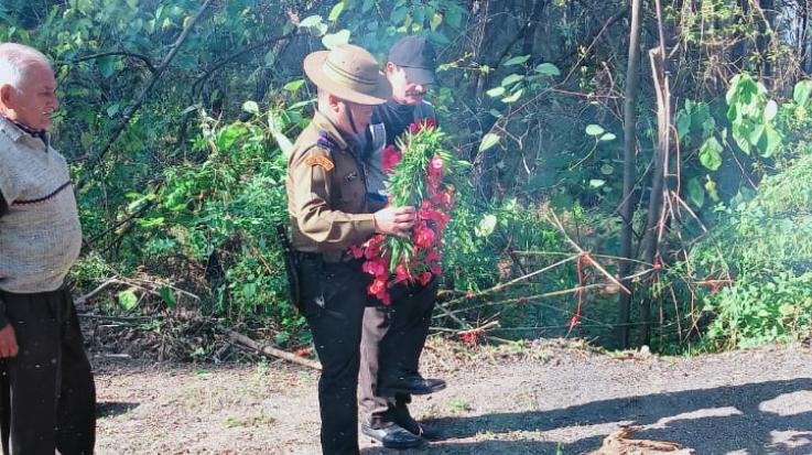 Soldiers pay tribute to former soldier Gulab Singh of Khanol, Kunihar