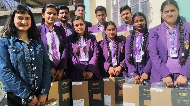 एस वी एन स्कूल कुनिहार के 13 होनहार छात्र छात्राओं को मिले लैपटॉप