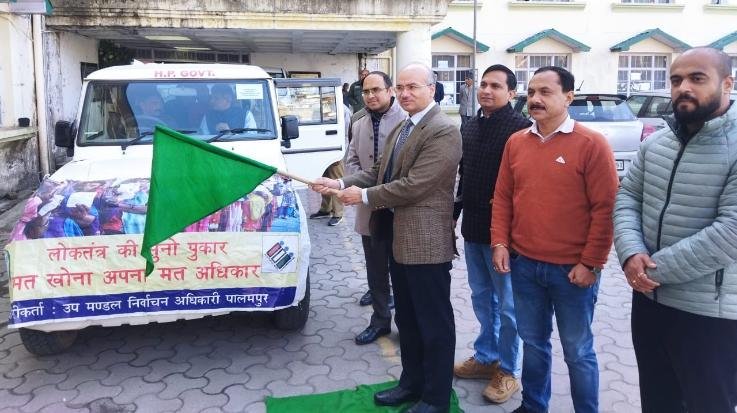 Palampur: Mobile van will go to every polling station and give information about EVMs.