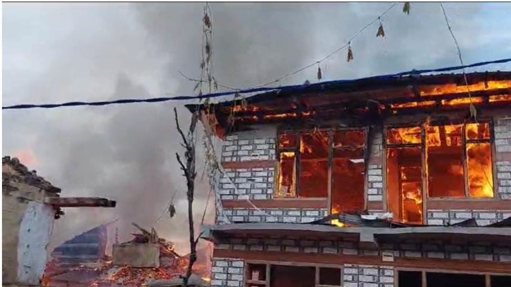 Massive fire breaks out in Sainj Valley of Kullu, loss worth lakhs