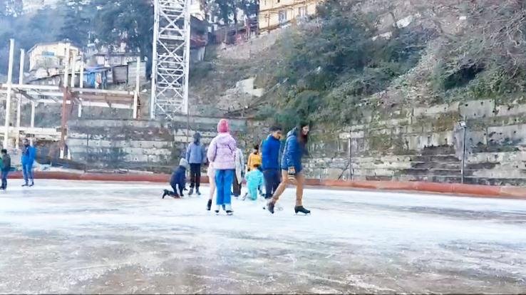 Shimla: Youth enjoyed the thrill of slipping on glass