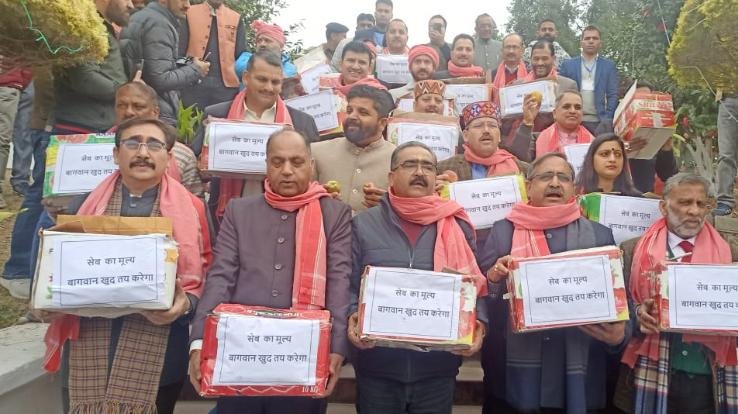  Dharamshala: Opposition reached assembly premises with boxes of apples