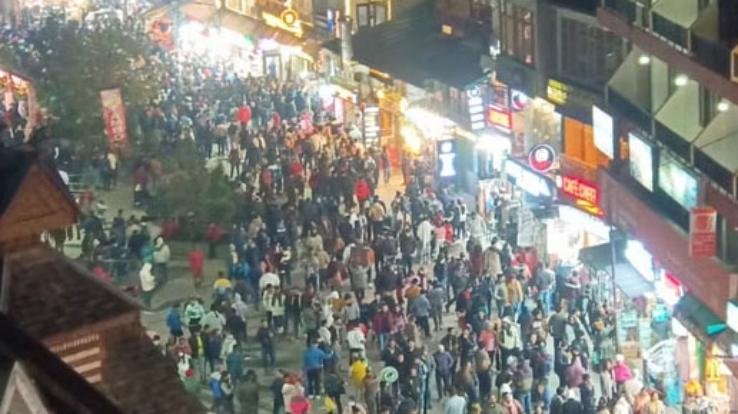 Crowd of tourists gathered in Himachal to celebrate Christmas