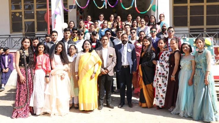 द एसवीएन कुनिहार में मनाया फेयरवेल समारोह