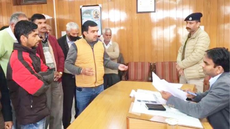  Hamirpur: Family members of the child who fell in the septic tank appealed to DC for justice.   123