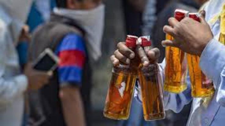  Dehra: Rakkad police caught 2 boxes of country liquor from a shopkeeper in Katoh.