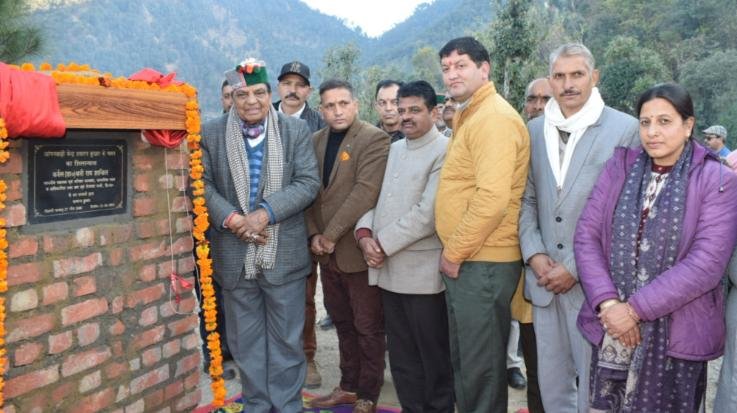 Solan: Dr. Shandil listened to the problems of the people in 'Garkar Aapke Aapke Program' in Seri and Jaunaji.