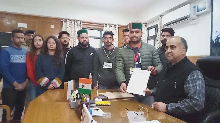 प्रदेश सरकार के खिलाफ मिनी सचिवालय पर NSUI ने की नारेबाजी