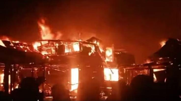 Mandi: Two storey house burnt to ashes in Agrikand, people narrowly escaped.