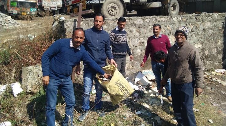 दाड़लाघाट में चलाया सफाई अभियान 