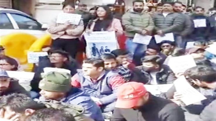  Shimla: JOA-IT candidates, angry over results not being declared, reached Chief Minister's official residence.