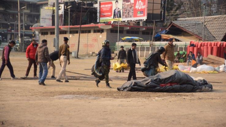  Paraglider landed on iron pipe in Dhalpur of Kullu 123
