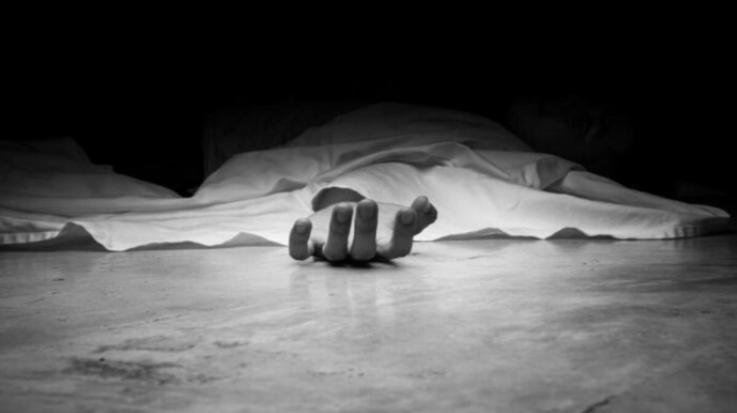 Indora: Policeman posted at Dhangu Pir railway bridge committed suicide by shooting himself with service gun.