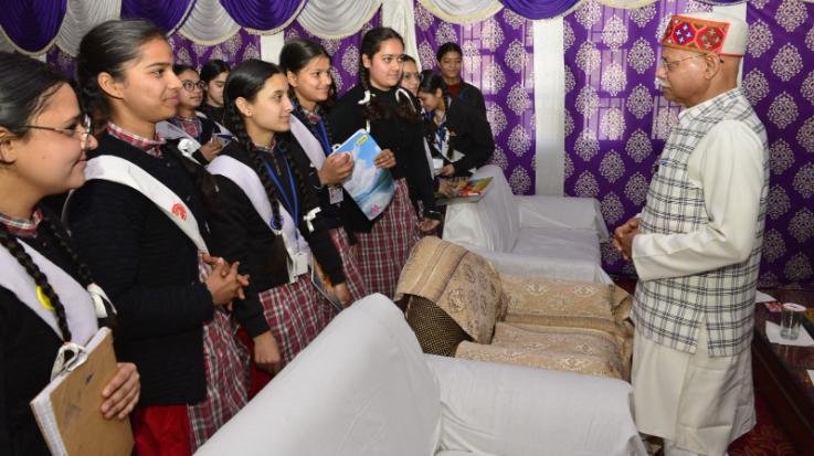 Solan: Governor reached Arki School to listen to 'Pariksha Pe Charcha' program with girl students.