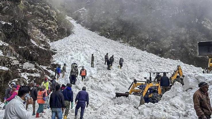  Heavy snowfall begins in Atal Tunnel, tourist vehicles rescued in Koksar