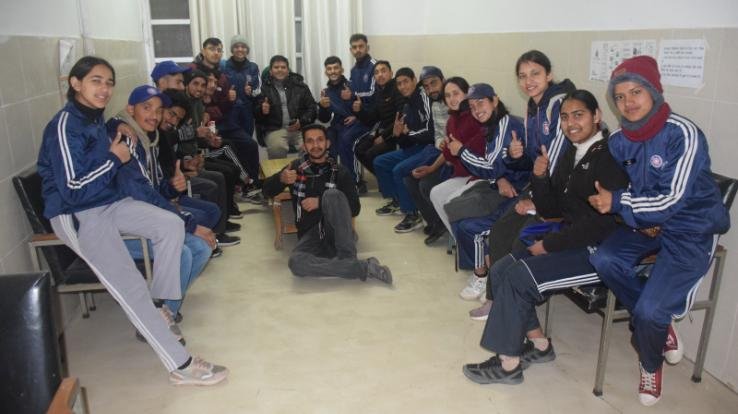 Kullu: 40 volunteers donated blood in Dhalpur Hospital.