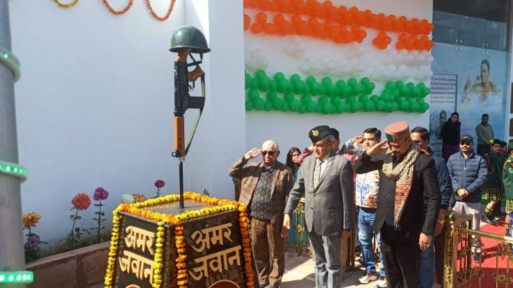Indora: 111 feet high national flag inaugurated at Vijay Memorial School, Indora.