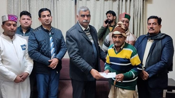 Jwalamukhi: MLA Sanjay Ratna distributed checks worth Rs 50 lakh to the disaster affected people.