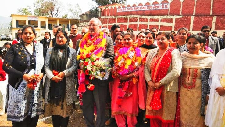 राजकीय वरिष्ठ माध्यमिक पाठशाला मन्जयाट के प्रधानाचार्य  डॉ० हेत राम वर्मा  34 वर्षों की सेवा के उपरांत अपने पद से हुए सेवानिवृत्त 