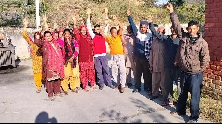  Indora: Slogans of Shah Canal Department Murdabad raised in Rajpalwan village.